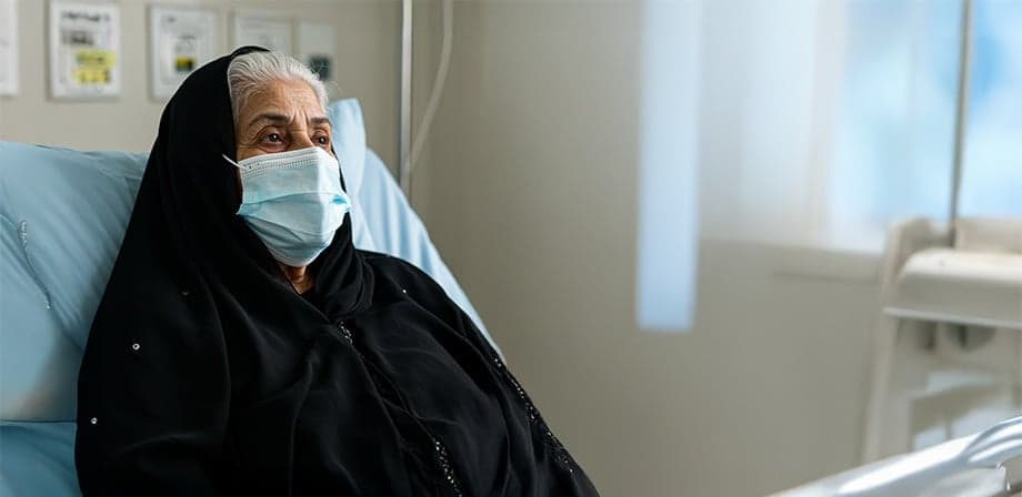 سيدة مسنّة تعاني من أمراض مزمنة وتحتاج إلى أدوية